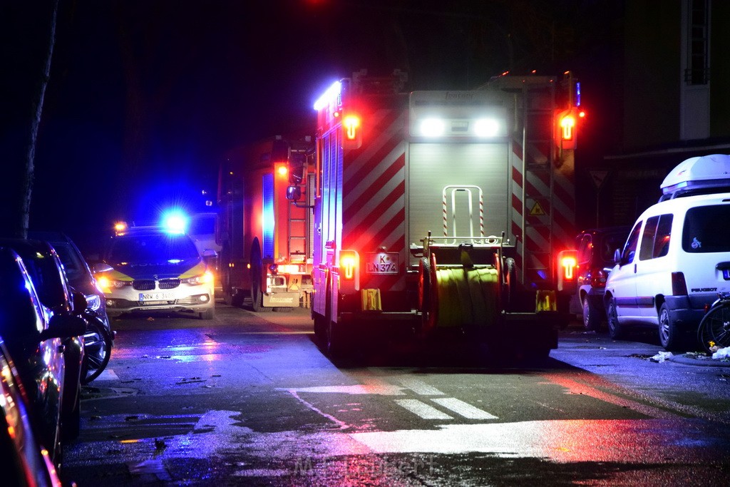 Feuer 2 Y durch Weihnachtsbaum  Koeln Ehrenfeld Alpenerstr P71.JPG - Miklos Laubert